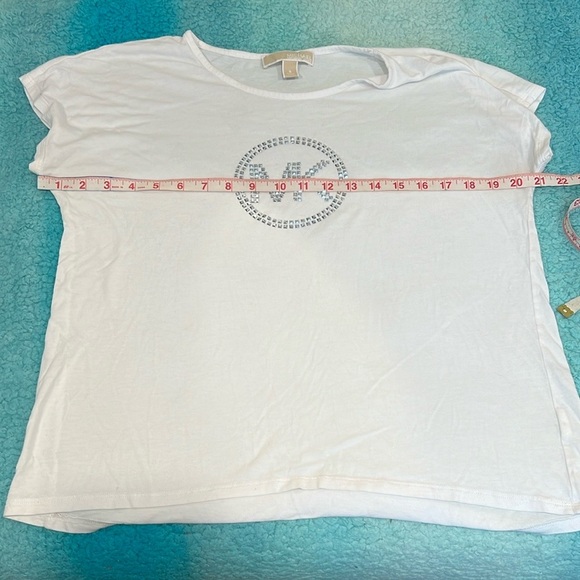 🔥NWOTMichael Kors White T-Shirt with Silver Logo🔥 - Picture 3 of 5